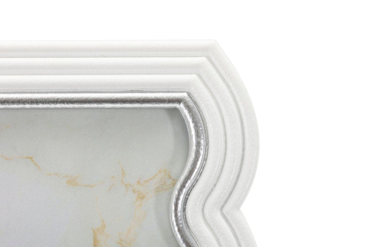 Dettaglio angolo superiore della Cornice Curty elegante 19,9x25,2 cm con bordo argentato e finitura bianca, ideale per interni raffinati.