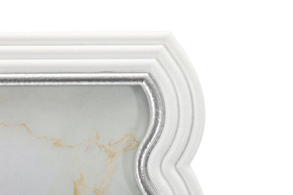 Dettaglio angolo superiore della Cornice Curty elegante 19,9x25,2 cm con bordo argentato e finitura bianca, ideale per interni raffinati.