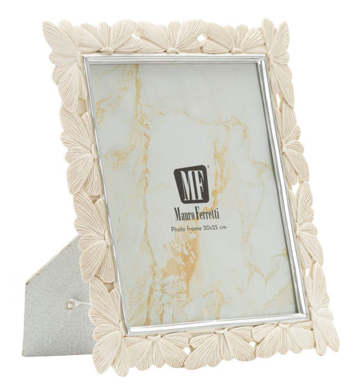 Cornice Butterfly Cm 28X2X33,3 con misura interna Cm 20X25 in resina color avorio con decoro a farfalle, ideale per foto verticali eleganti.