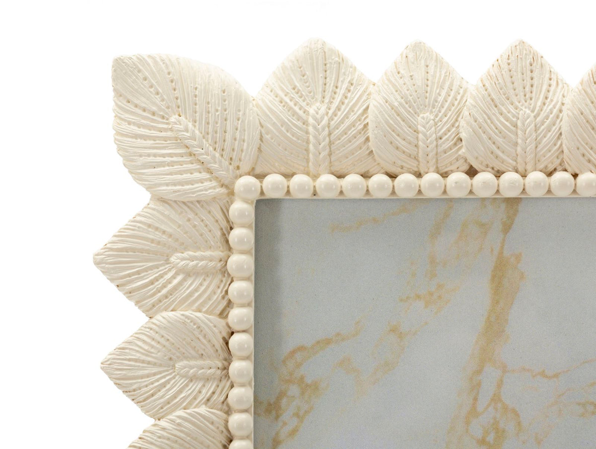 Dettaglio della cornice Light Leaf cm 26,9x1,8x31,8 con foglie scolpite e perline, perfetta per foto 20x25 e ambienti eleganti.