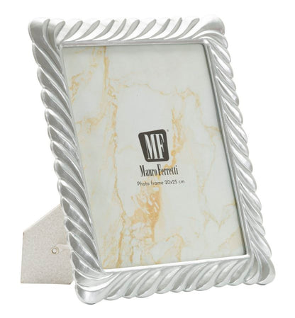 Cornice Carvy Cm 26,3X1,6X31,2 Misura Interna Cm 20X25 in finitura argento con supporto da tavolo, ideale per foto verticali eleganti.
