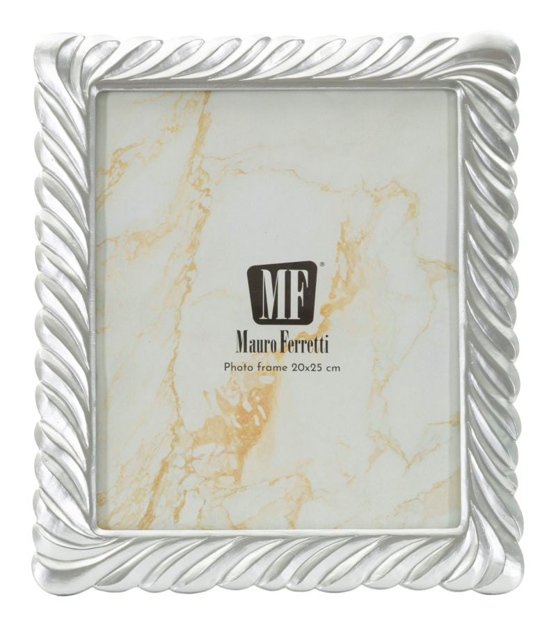 Cornice Carvy verticale in stile moderno con decoro intrecciato, misura interna 20x25 cm, perfetta per arredare ambienti raffinati.