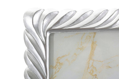 Dettaglio angolo superiore della Cornice Carvy con finitura argentata e design a rilievo, misura interna 20x25 cm.