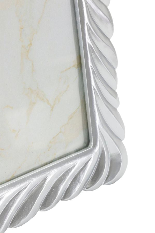 Particolare angolo inferiore Cornice Carvy Cm 26,3X1,6X31,2 con bordo decorativo argentato, perfetta per foto 20x25 cm.