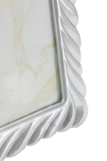 Particolare angolo inferiore Cornice Carvy Cm 26,3X1,6X31,2 con bordo decorativo argentato, perfetta per foto 20x25 cm.