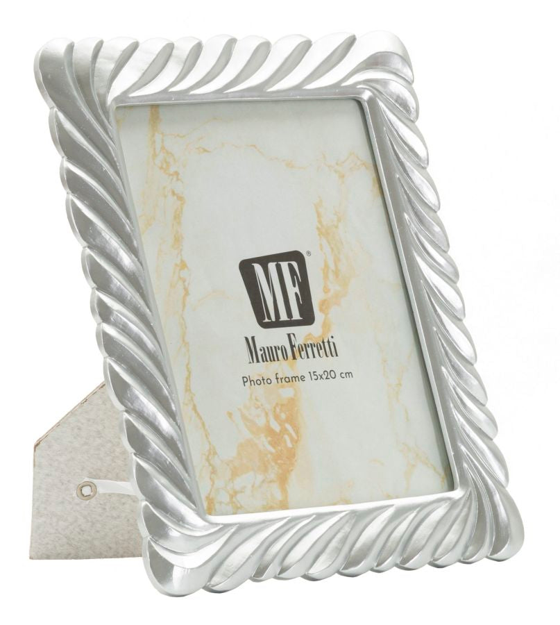 Cornice Carvy Cm 21,3X1,5X26,3 Misura Interna Cm 15X20 in stile moderno con finitura argentata e supporto da tavolo, ideale per foto verticali.