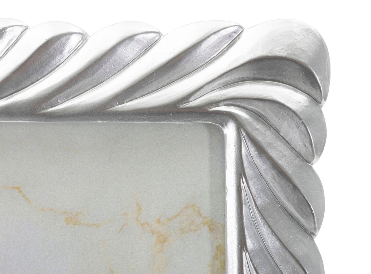 Dettaglio angolo superiore della Cornice Carvy Cm 21,3X1,5X26,3 con rilievo argentato, design raffinato per foto 15x20 cm.