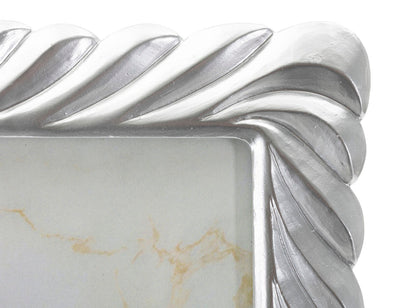 Dettaglio angolo superiore della Cornice Carvy Cm 21,3X1,5X26,3 con rilievo argentato, design raffinato per foto 15x20 cm.