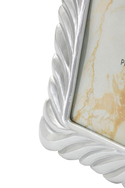 Particolare angolo inferiore della Cornice Carvy Cm 21,3X1,5X26,3, con motivo a spirale argentato e vetro protettivo per foto 15x20 cm.