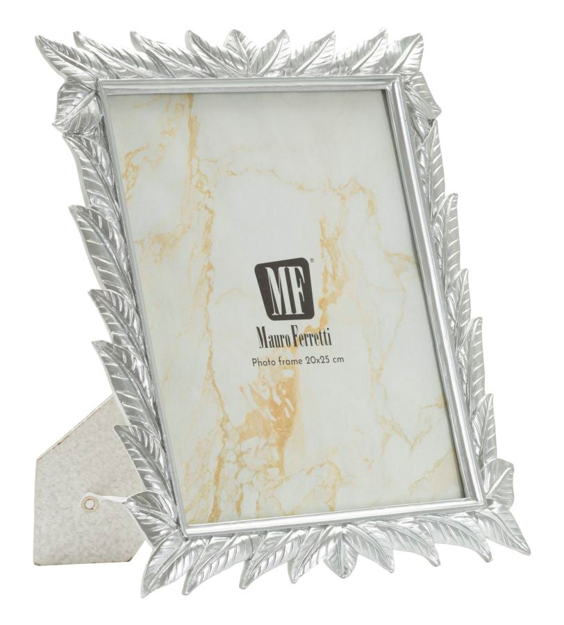 Cornice Leavy Silver Cm 27X2X32,3 con decoro foglie in rilievo, misura interna 20X25 cm, finitura argentata lucida per foto verticali.