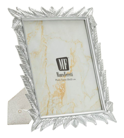 Cornice Leavy Silver Cm 27X2X32,3 con decoro foglie in rilievo, misura interna 20X25 cm, finitura argentata lucida per foto verticali.