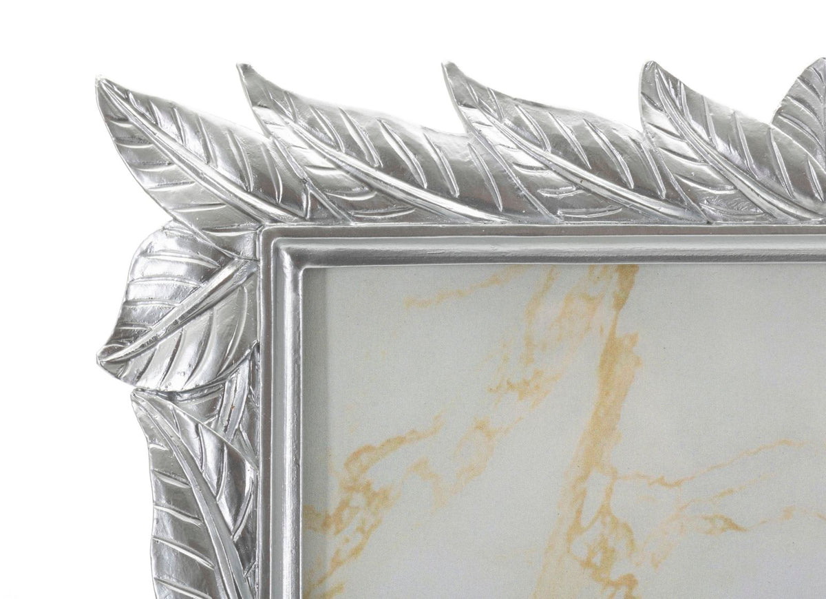 Dettaglio angolo superiore Cornice Leavy Silver con foglie argentate in rilievo, misura interna 20X25 cm, design raffinato.