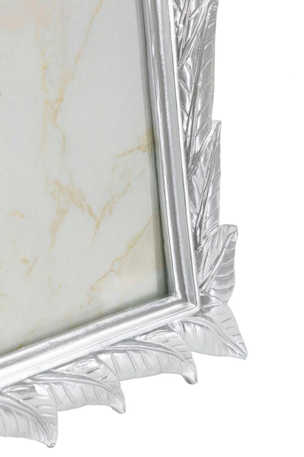 Primo piano angolo inferiore Cornice Leavy Silver Cm 27X2X32,3, decorazione foglia in rilievo, perfetta per arredamento elegante.