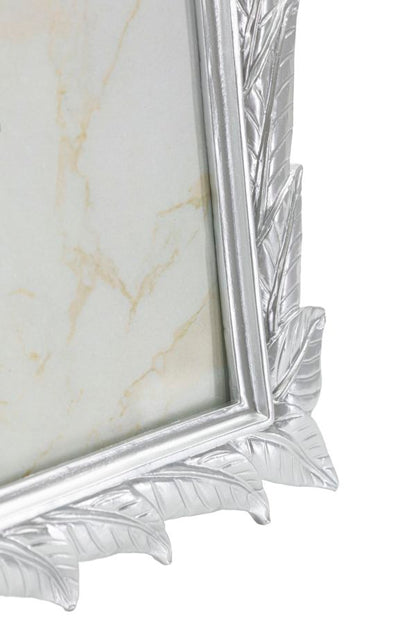 Primo piano angolo inferiore Cornice Leavy Silver Cm 27X2X32,3, decorazione foglia in rilievo, perfetta per arredamento elegante.