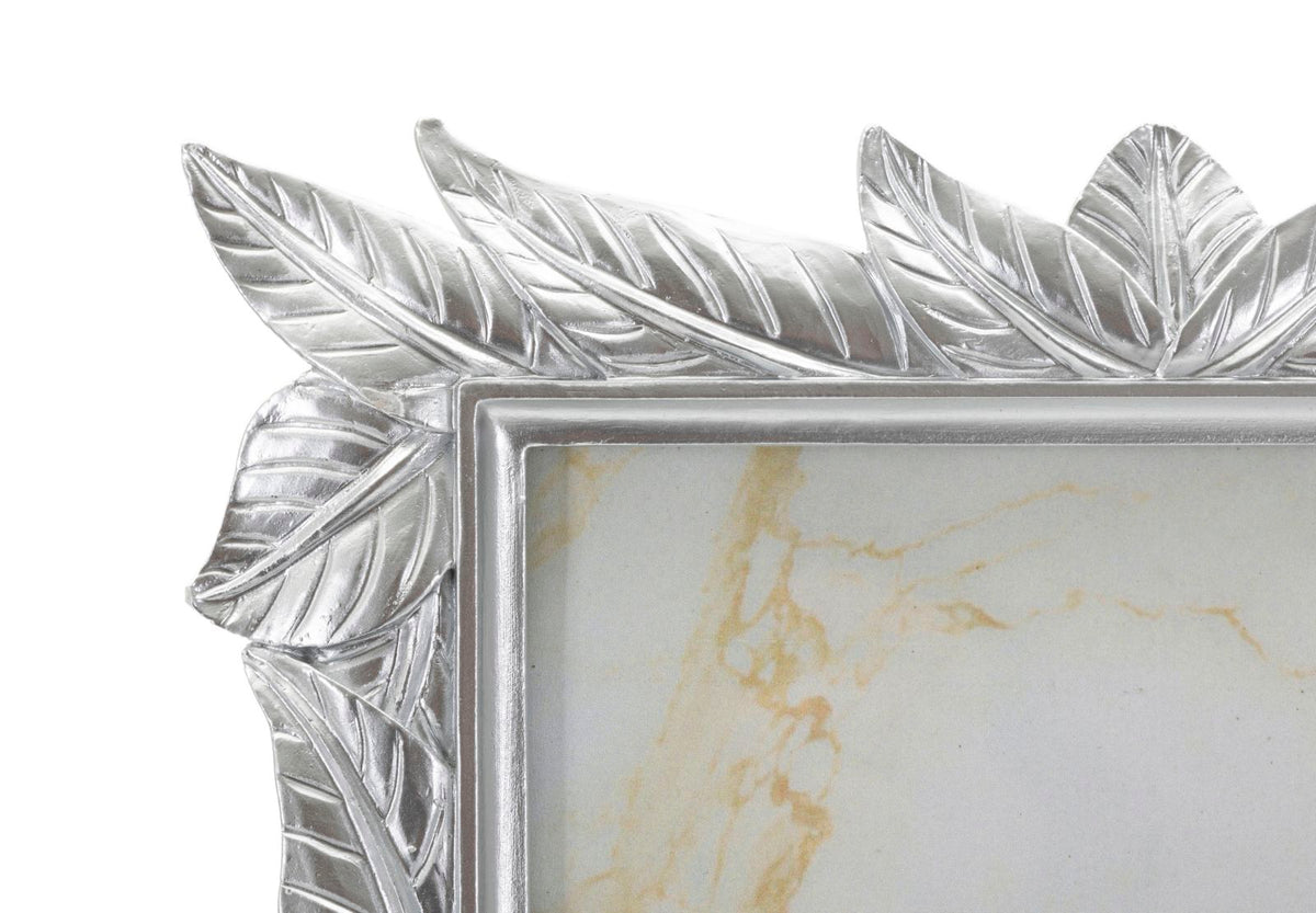 Dettaglio cornice Leavy Silver con rilievo foglie argentate, perfetta per valorizzare foto eleganti in stile classico moderno.