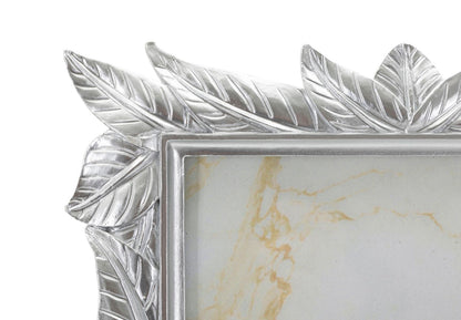 Dettaglio cornice Leavy Silver con rilievo foglie argentate, perfetta per valorizzare foto eleganti in stile classico moderno.