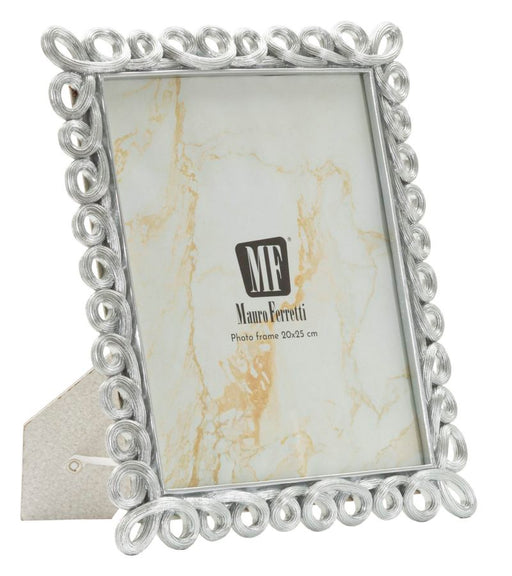 Cornice Hollow Cm 26X2,2X31,3 Misura Interna Cm 20X25 Elegante in metallo argentato con design a riccioli, ideale per foto verticali da 20x25 cm.