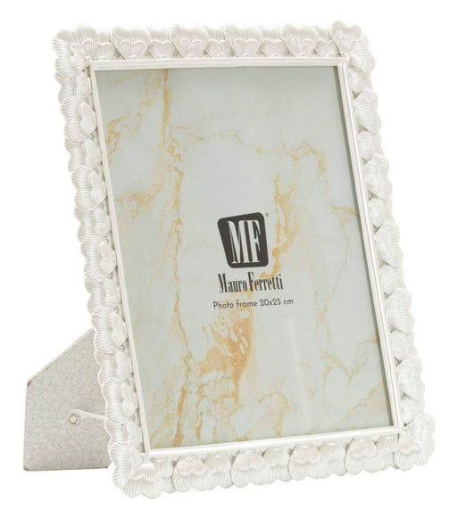 Cornice Hearty Cm 25,3X1,8X30,5 Misura Interna Cm 20X25 in resina bianca con decoro a cuori, ideale per foto verticali da 20x25 cm.