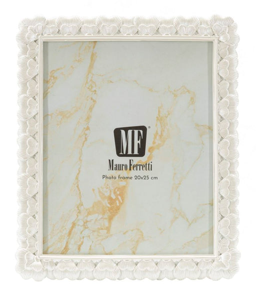 Fotocornice Mauro Ferretti modello Hearty con bordo decorato a cuori, misura esterna 25,3x30,5 cm e interna 20x25 cm.