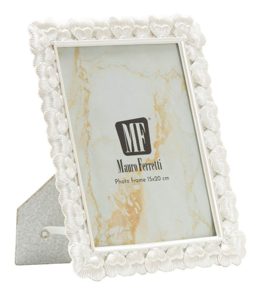 Cornice Hearty cm 20x1,8x25,3 misura interna 15x20 decorativa in resina bianca con motivo floreale, ideale per foto verticali su mobili moderni.