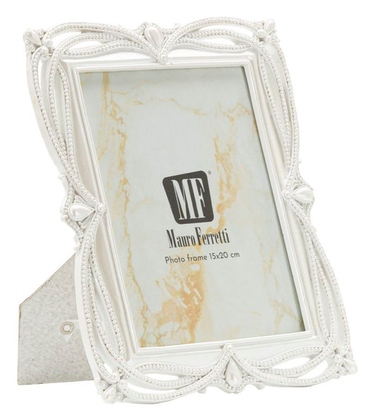 Cornice Ribbon Cm 21,8X1,6X26,8 Misura Interna Cm 15X20 in resina bianca con decori perlati, ideale per foto verticali da 15x20 cm.