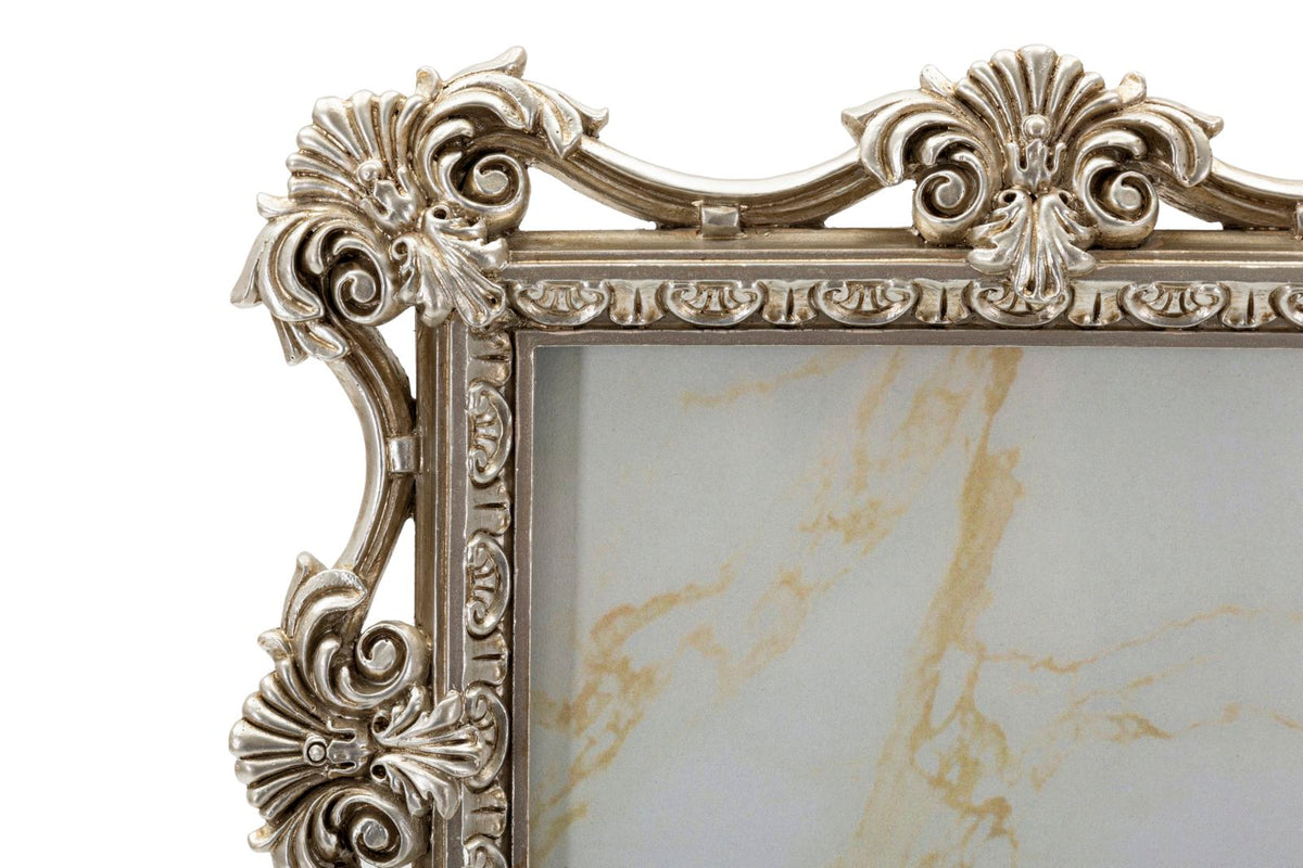 Dettaglio angolo superiore della Cornice Florence CM 27X2,2X32 con decorazioni barocche in rilievo e finitura oro anticato.