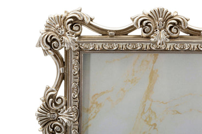 Dettaglio angolo superiore della Cornice Florence CM 27X2,2X32 con decorazioni barocche in rilievo e finitura oro anticato.