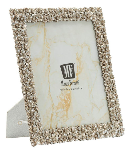 Cornice Flowy Cm 26,2X1,7X31 Misura Interna Cm 20X25 con decoro floreale in rilievo, ideale per foto verticali, finitura elegante color argento.