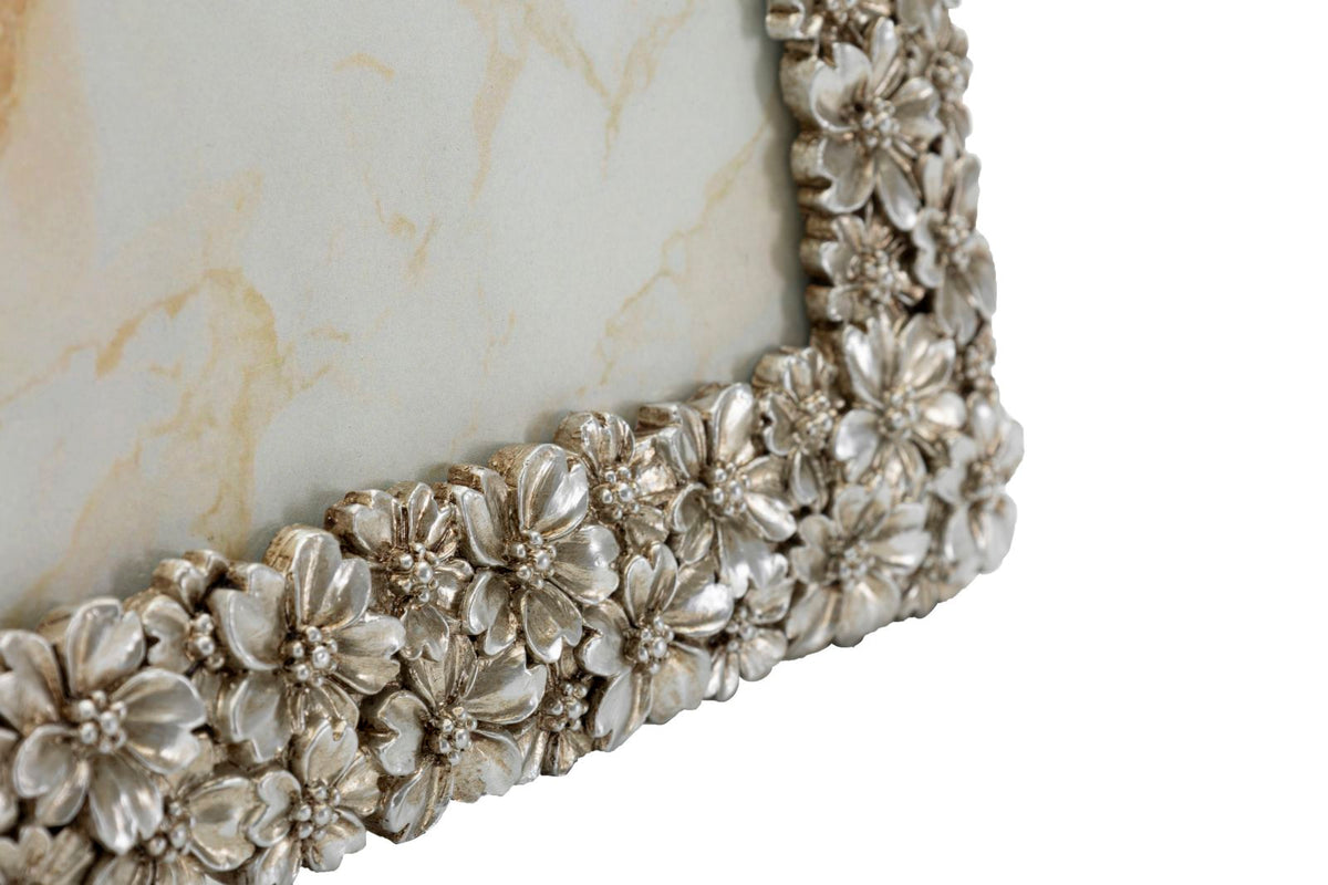 Particolare angolo della Cornice Flowy Cm 26,2X1,7X31 con raffinati fiori in rilievo, perfetta per ambienti eleganti e foto 20x25 cm.