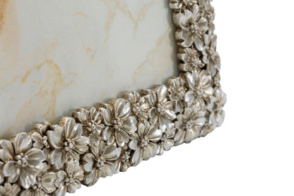 Particolare angolo della Cornice Flowy Cm 26,2X1,7X31 con raffinati fiori in rilievo, perfetta per ambienti eleganti e foto 20x25 cm.