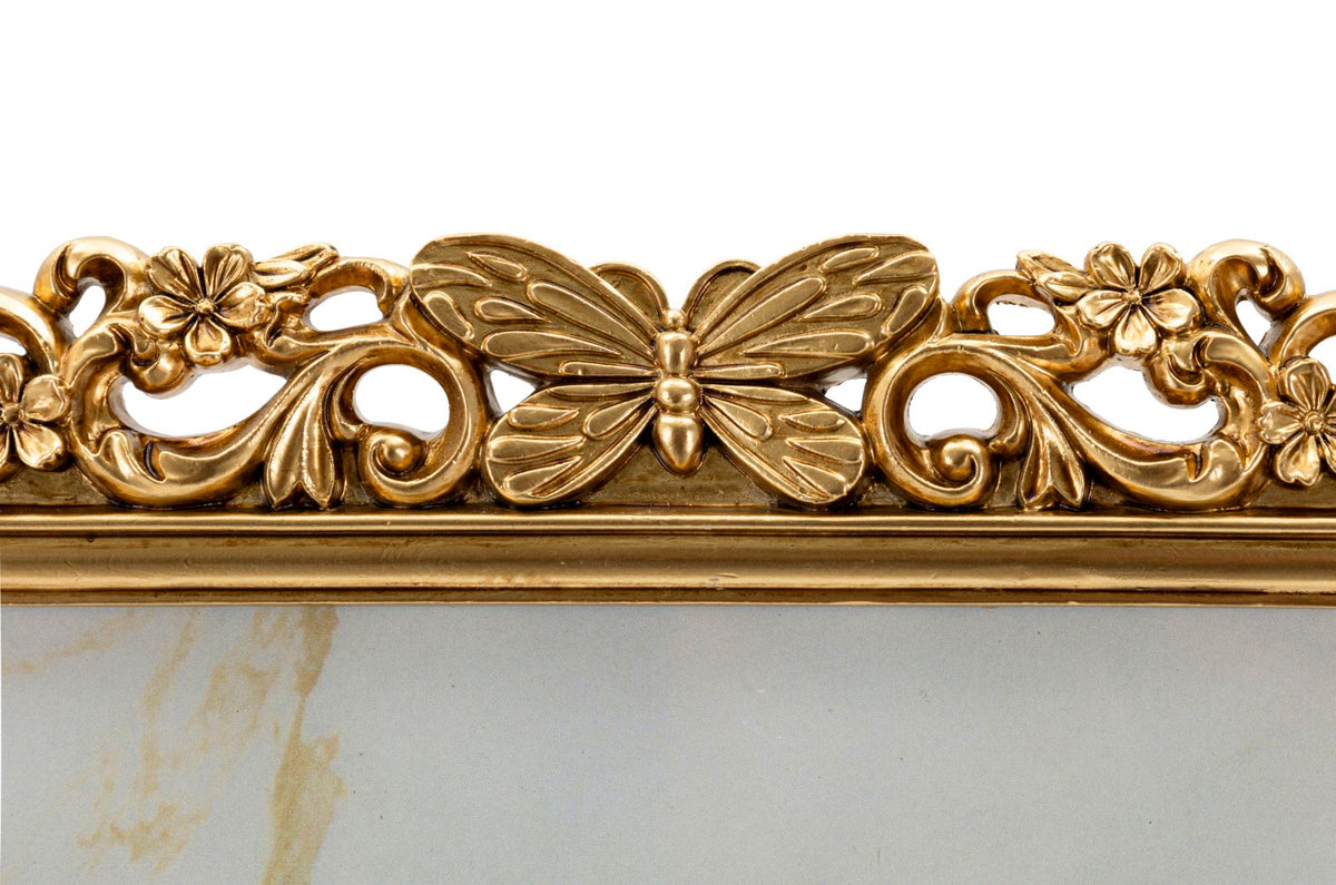 Dettaglio superiore della Cornice Classical con farfalla dorata e motivi floreali barocchi, perfetta per arredamenti classici e sofisticati.