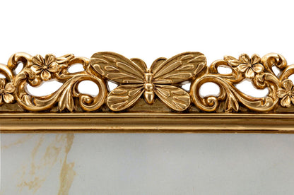 Dettaglio superiore della Cornice Classical con farfalla dorata e motivi floreali barocchi, perfetta per arredamenti classici e sofisticati.