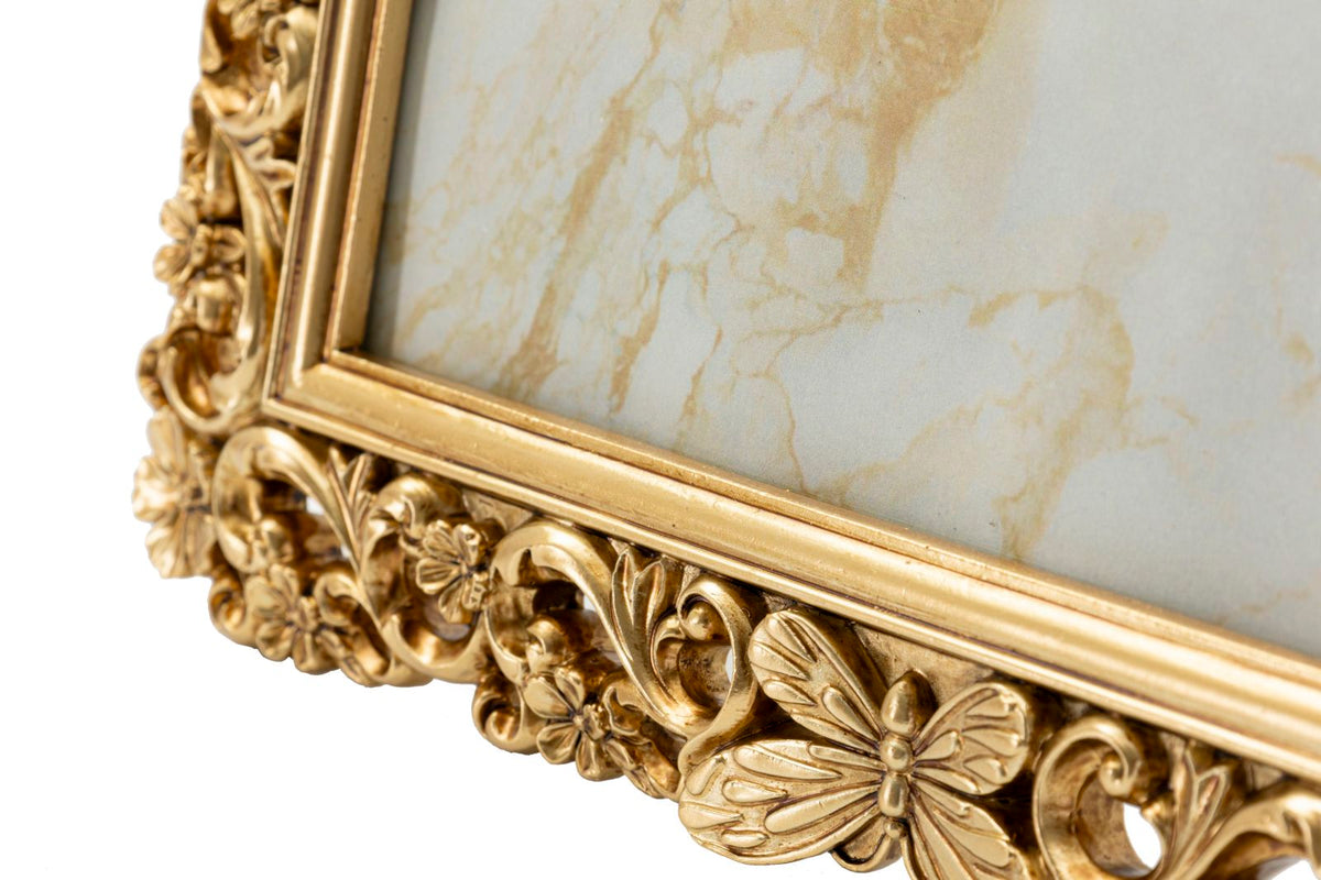 Angolo decorativo della Cornice Classical dorata con rilievi floreali e farfalle, ideale per esporre foto con eleganza e stile.