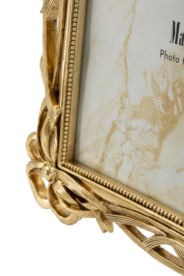 Dettaglio ravvicinato della Cornice Knot dorata con bordo decorativo e intreccio elegante, misura interna 20x25 cm per foto raffinate.