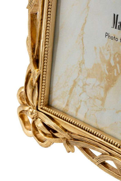 Dettaglio ravvicinato della Cornice Knot dorata con bordo decorativo e intreccio elegante, misura interna 20x25 cm per foto raffinate.