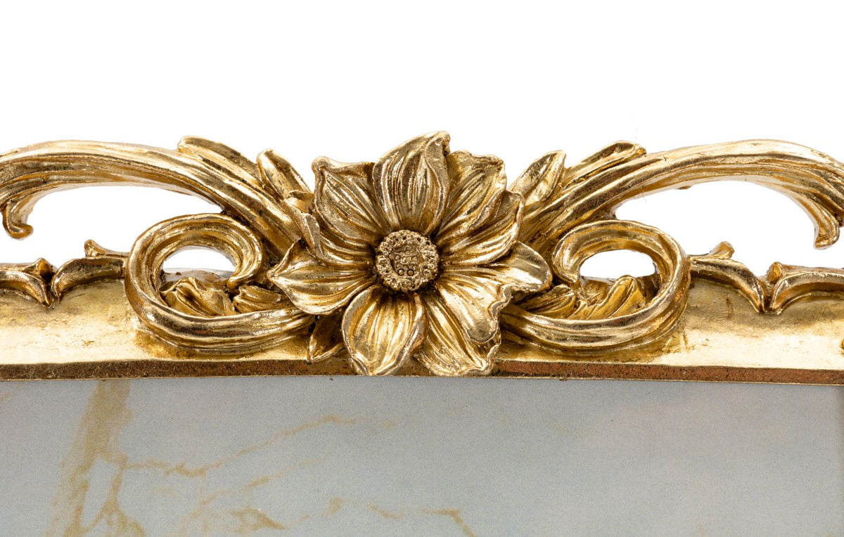 Dettaglio floreale in rilievo della cornice classica barocca dorata 15x20 cm, finitura lucida e lavorazione artigianale.