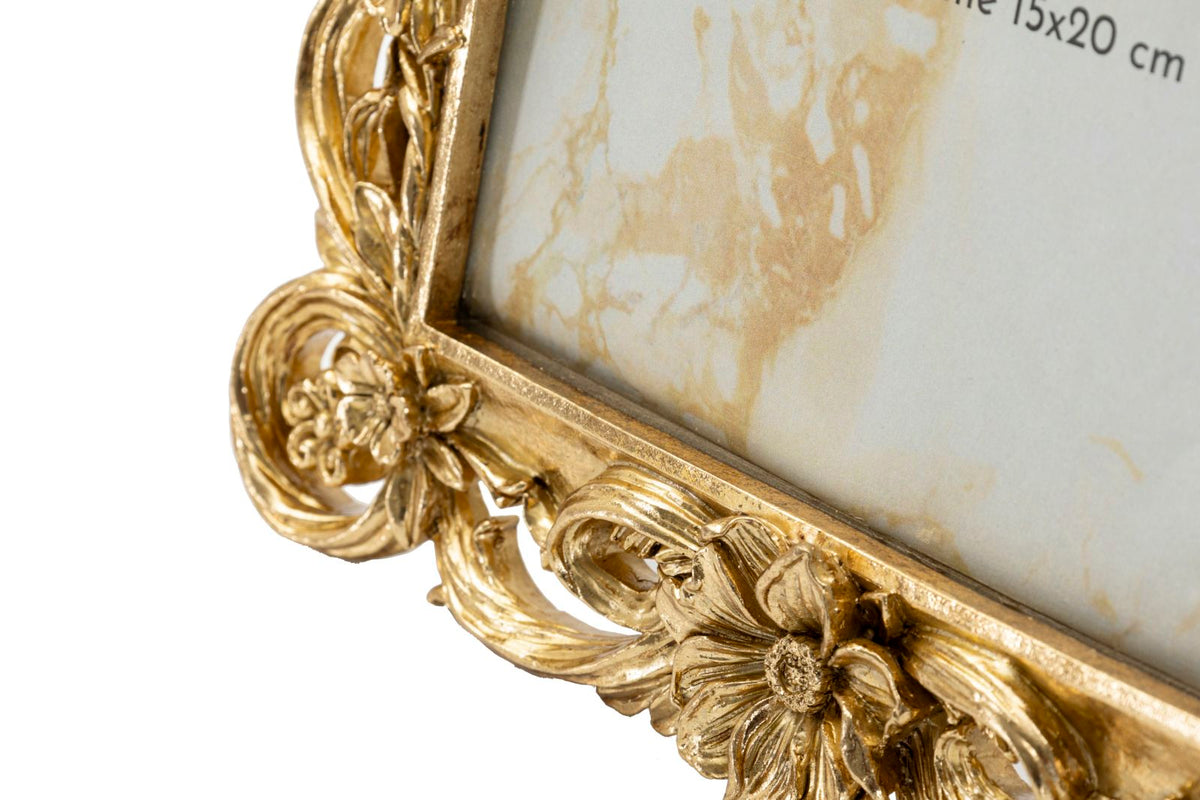 Particolare angolare della cornice barocca dorata 15x20 cm, con decorazioni floreali e bordo scolpito in stile classico.