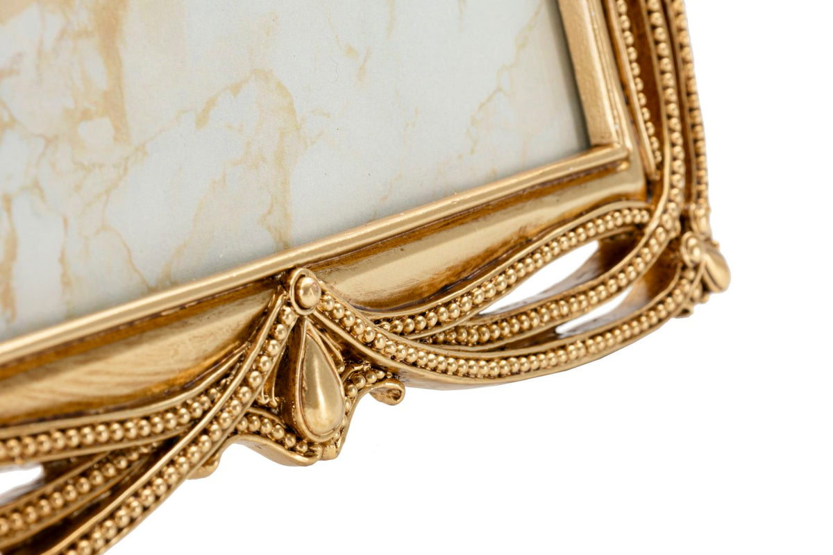 Dettaglio decorativo della Cornice Line cm 27x1,7x32 con finitura dorata e ornamenti raffinati, perfetta per ambienti sofisticati.