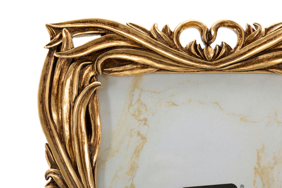 Particolare superiore della Cornice Baroque Mauro Ferretti con motivi floreali scolpiti e finitura oro lucido.