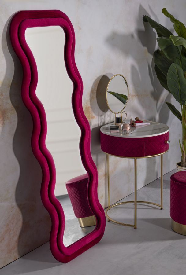 Specchio Emily 60x6x160 cm appoggiato a parete in un angolo make-up elegante, con cornice fuxia in velluto e arredamento coordinato.