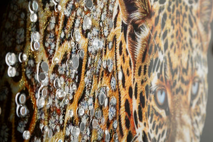 Dettaglio ravvicinato del corpo del giaguaro con applicazioni di strass sul dipinto su tela laccato, decorazione da parete di lusso.