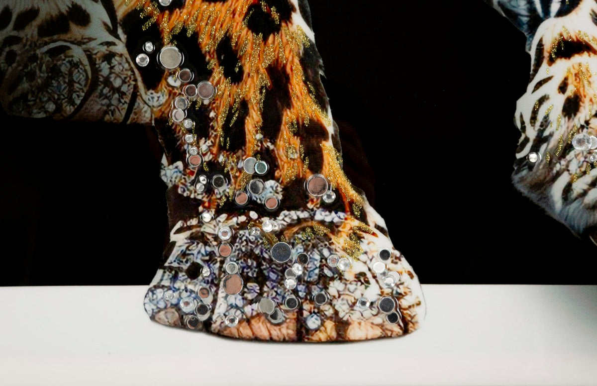 Particolare della zampa del giaguaro con strass applicati su tela laccata, elemento decorativo raffinato per interni moderni.