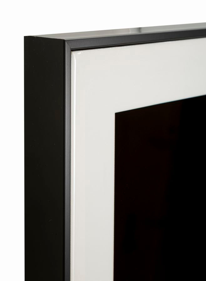 Vista laterale della cornice nera del dipinto su tela laccato giaguaro, spessore 4 cm, perfetta per decorazioni da parete di design.