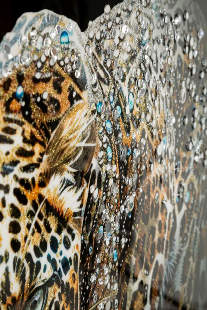 Dettaglio ravvicinato del dipinto su tela laccato con giaguaro, decorato con strass e texture lucide, 82x82 CM, stile FERRETTI.