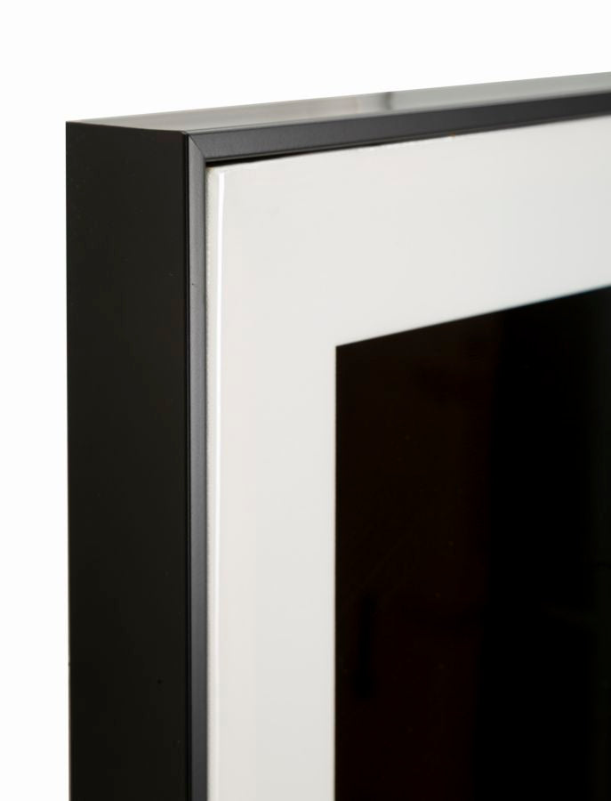 Vista laterale della cornice nera del dipinto su tela laccato giaguaro, spessore 4 cm, perfetta per decorazioni da parete eleganti.