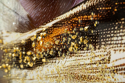 Particolare della texture dorata in rilievo del dipinto su tela laccato Nairobi 52x4x102 cm, decorazione da parete con effetto brillante.