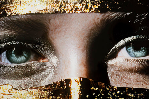 Primo piano degli occhi del dipinto su tela laccato Nairobi C/Cornice -B- 52X4X102, con riflessi oro su sfondo scuro per arredamento elegante.