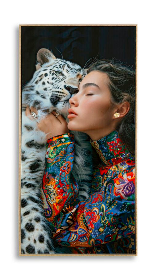Dipinto su tela laccato Moira con cornice 52x4x102 cm, raffigurante donna che abbraccia un leopardo delle nevi, ideale per decorazioni da parete.