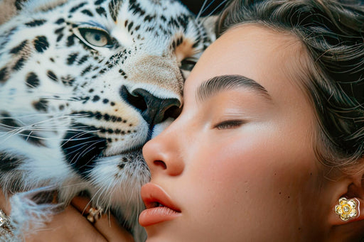 Dettaglio ravvicinato del dipinto su tela laccato Moira C/Cornice 52x4x102 cm, con volto femminile accostato a un leopardo bianco.