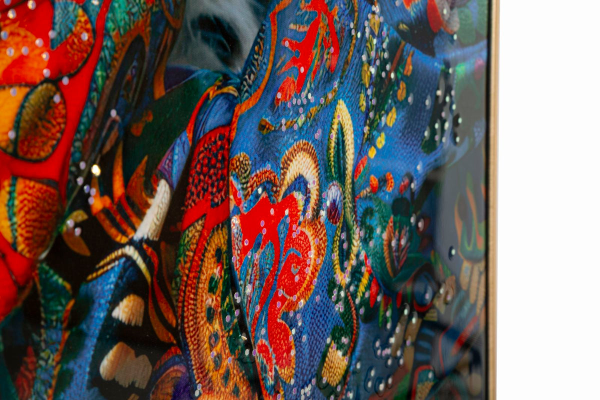 Particolare della veste colorata e laccata nel dipinto su tela Moira con cornice 52x4x102 cm, decorazione murale artistica.